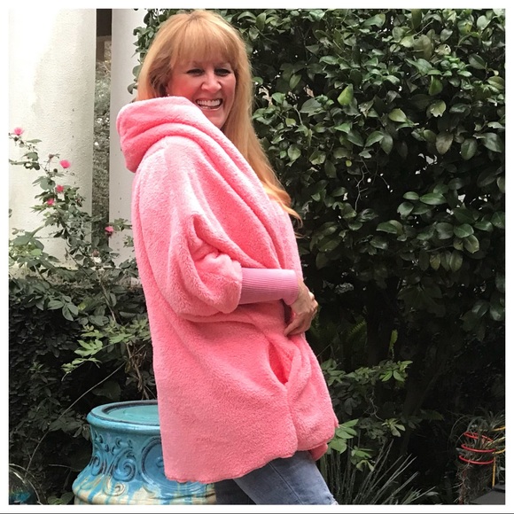 LAST 🔘 Wrap Me in Luxury!  Fuzzy Barbie Pink Wrap - Picture 4 of 8